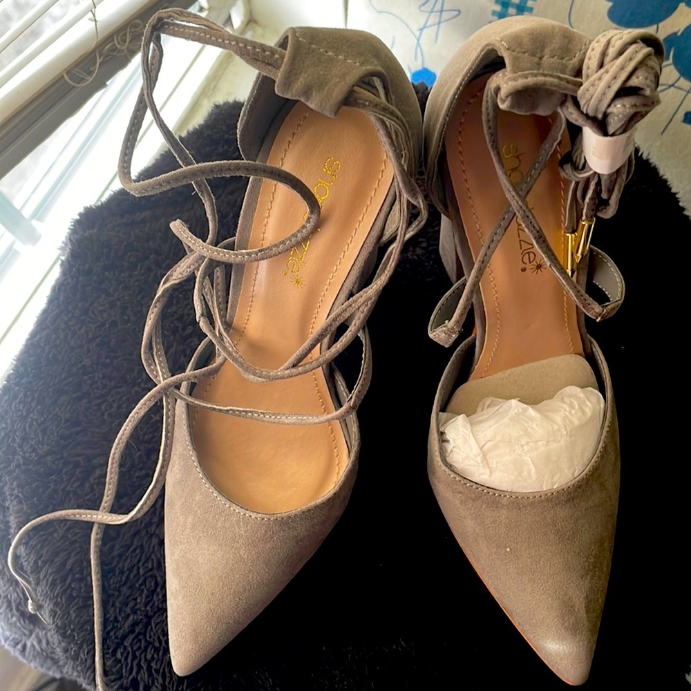 Gray tie-up heels with semi-thick sole